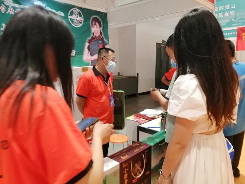 濟南展會李磨油精彩無限，魔性“小人”再掀新高潮